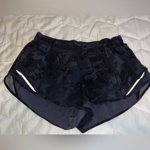 Lululemon Hotty Hot Shorts Low Rise 2.5” - Black Camo